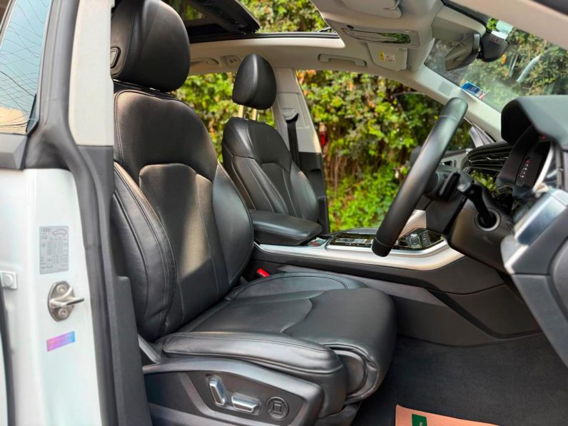 
								Audi Q8 full									