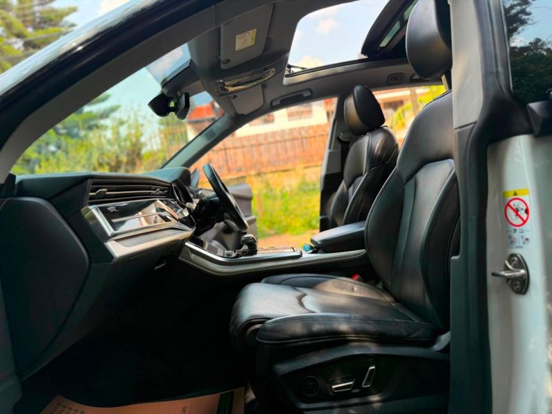 
								Audi Q8 full									