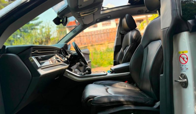 
								Audi Q8 full									