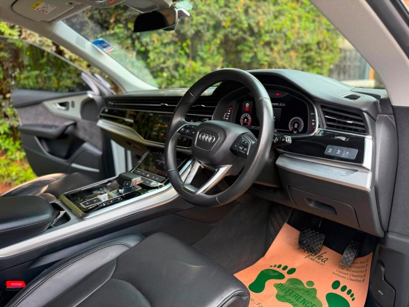 
								Audi Q8 full									