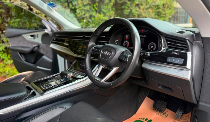 
								Audi Q8 full									