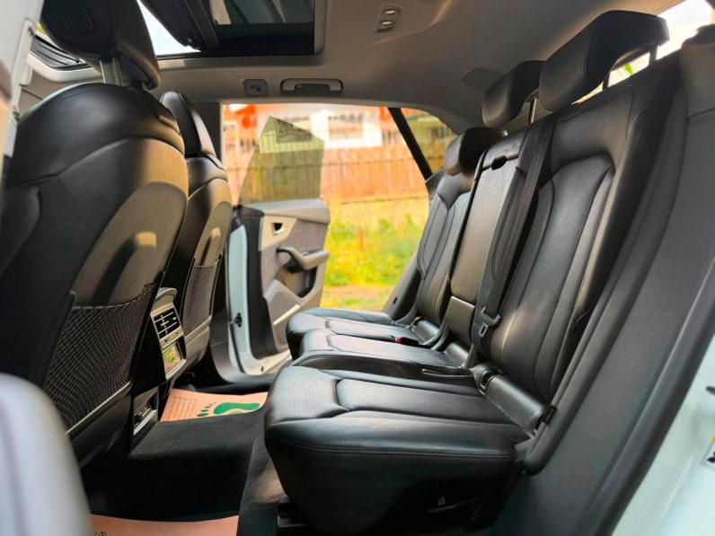 
								Audi Q8 full									