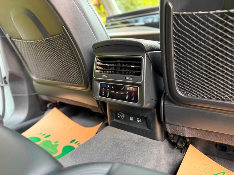 
								Audi Q8 full									