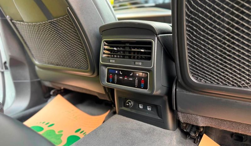 
								Audi Q8 full									