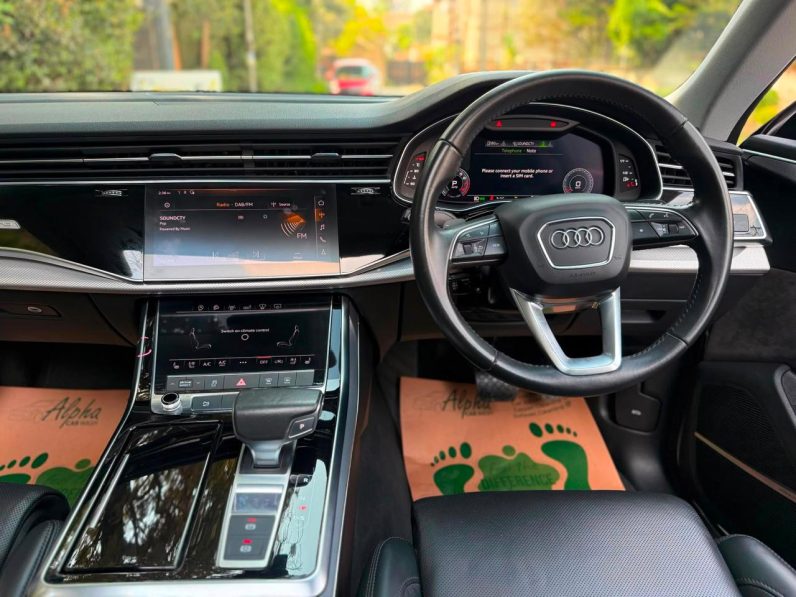 
								Audi Q8 full									