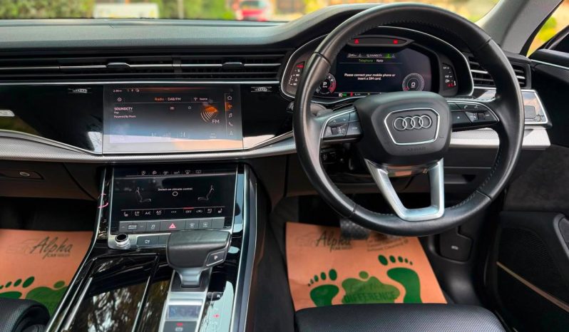 
								Audi Q8 full									