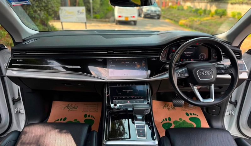 
								Audi Q8 full									