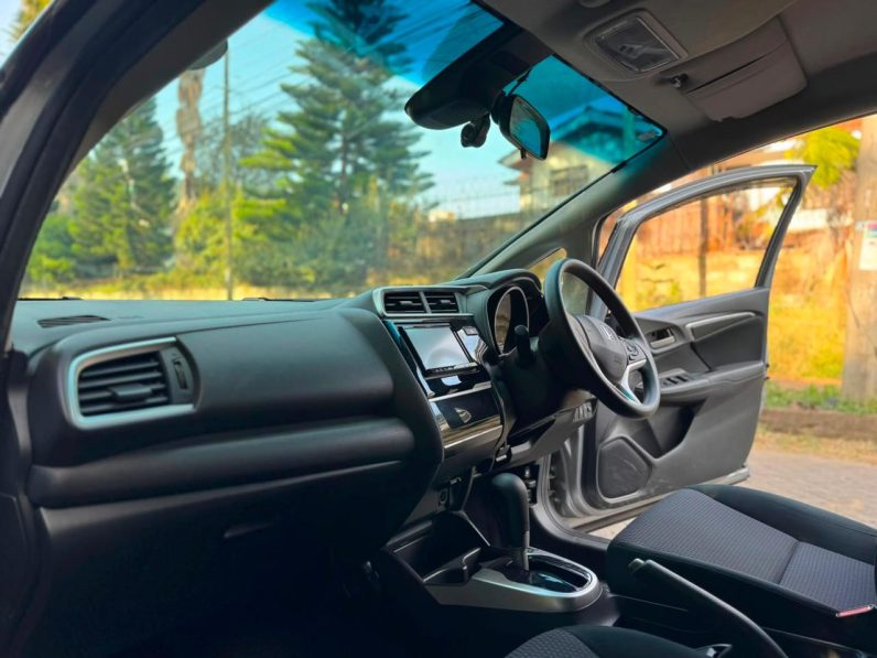 
								Honda Fit full									