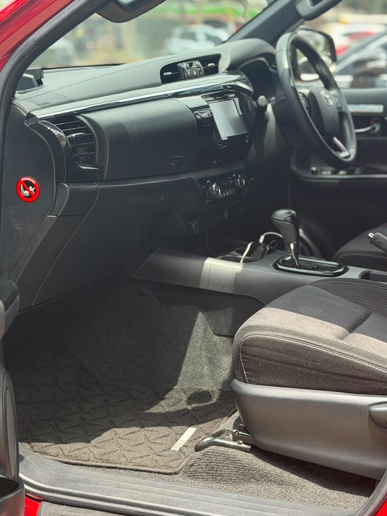 
								Toyota Hilux full									