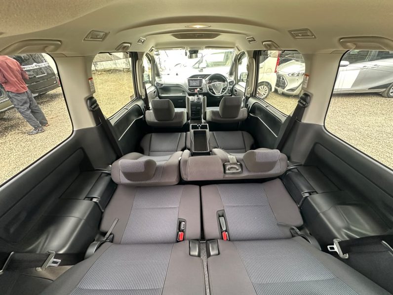 
								Toyota Voxy full									