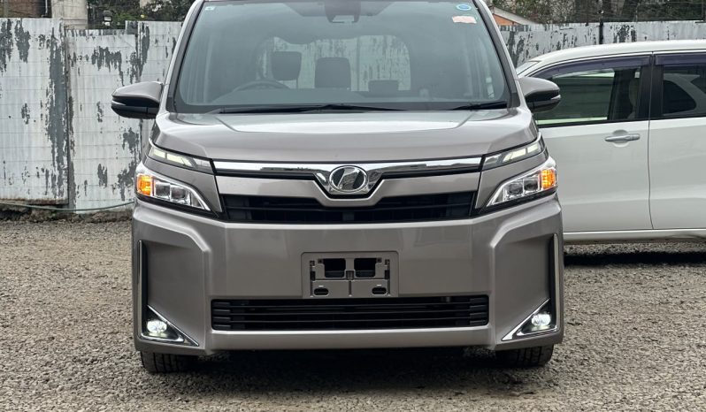 
								Toyota Voxy full									