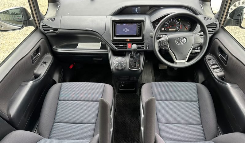 
								Toyota Voxy full									
