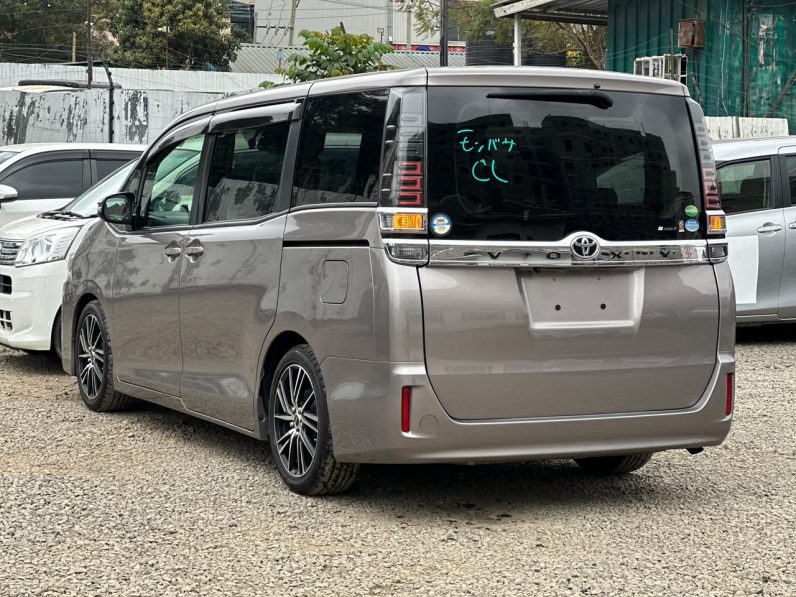 
								Toyota Voxy full									