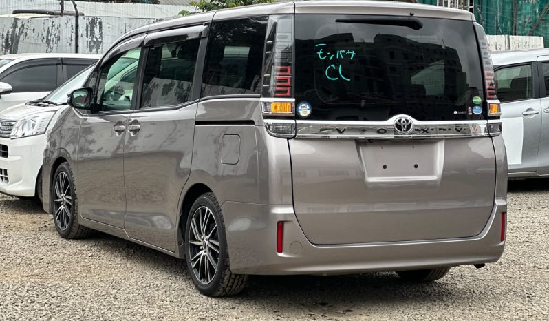
								Toyota Voxy full									