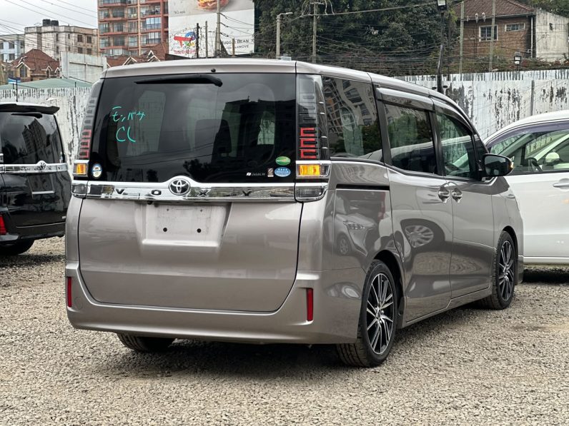 
								Toyota Voxy full									