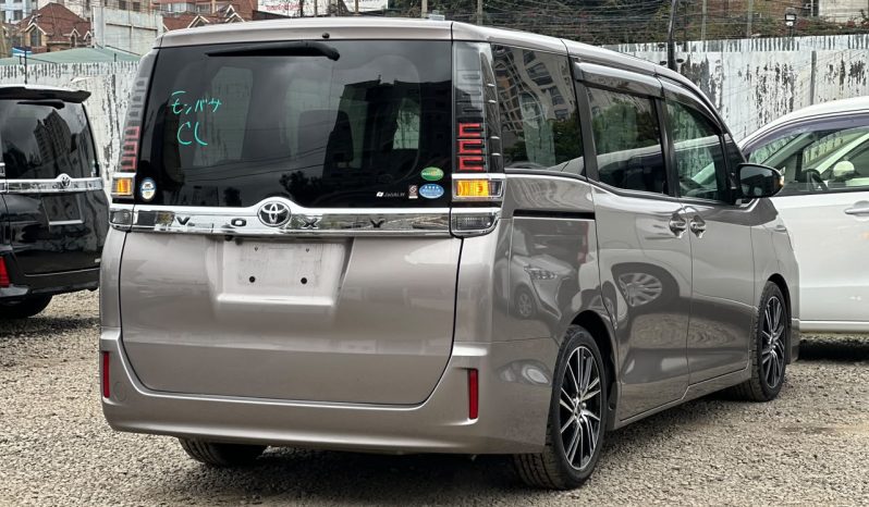 
								Toyota Voxy full									