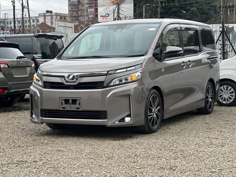 
								Toyota Voxy full									