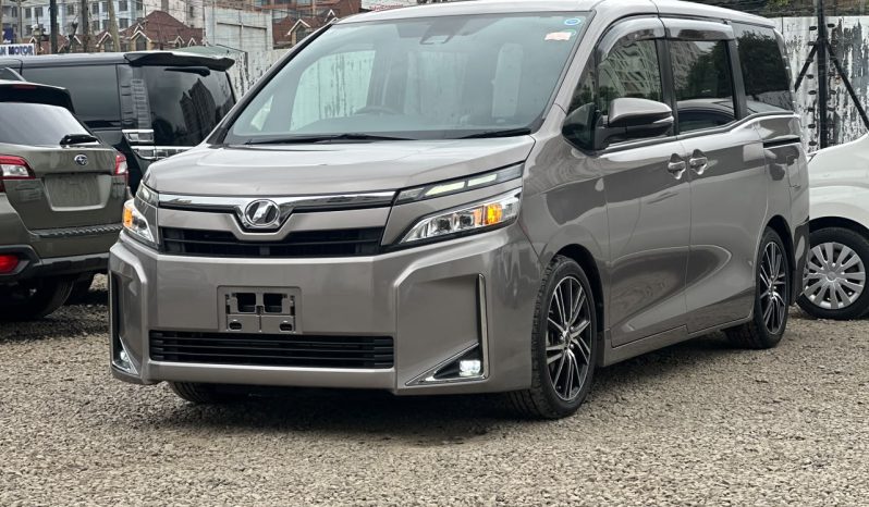 
								Toyota Voxy full									