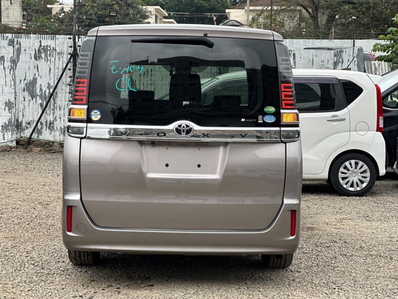 
								Toyota Voxy full									