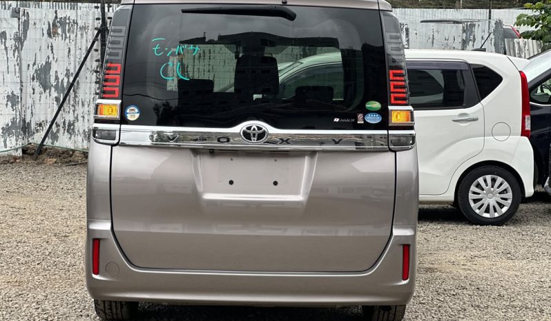 
								Toyota Voxy full									