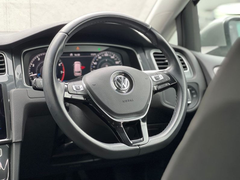 
								Volkswagen Golf full									