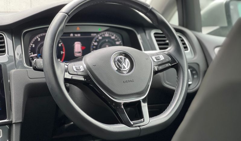 
								Volkswagen Golf full									