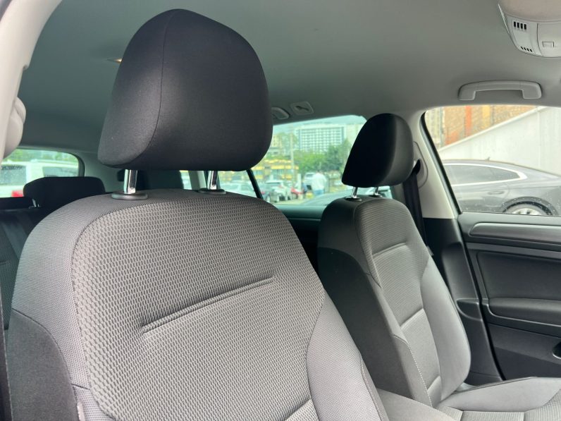 
								Volkswagen Golf full									