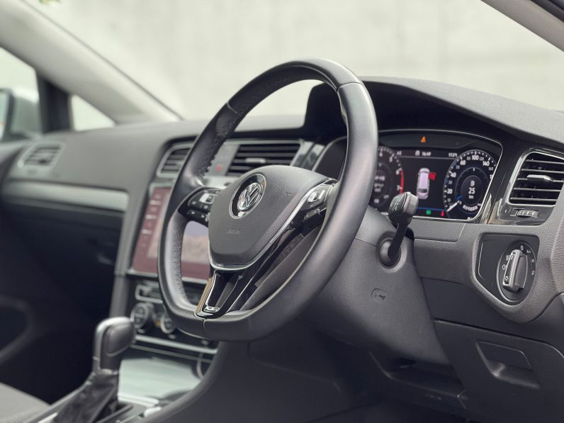 
								Volkswagen Golf full									