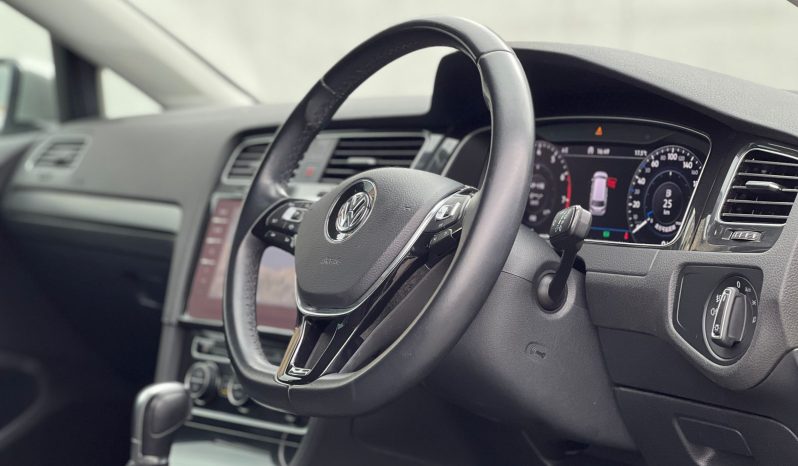 
								Volkswagen Golf full									