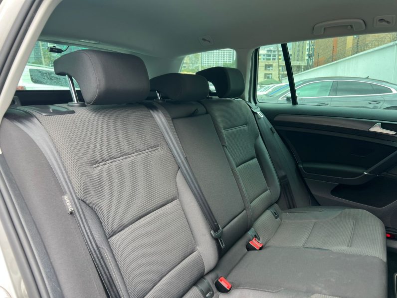 
								Volkswagen Golf full									