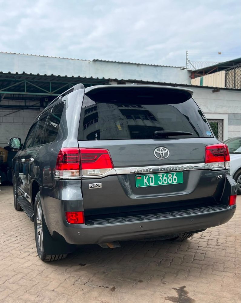 
								Toyota Land Cruiser 200 series ZX full									