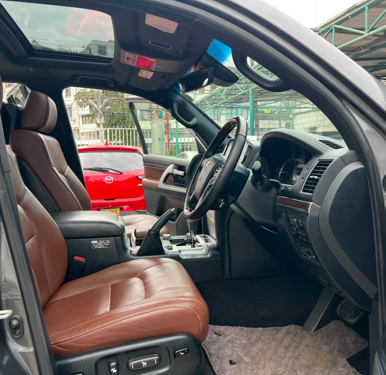 
								Toyota Land Cruiser 200 series ZX full									