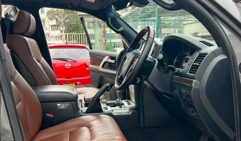 
								Toyota Land Cruiser 200 series ZX full									