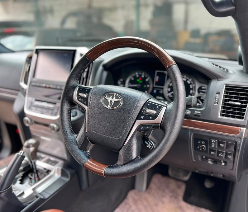 
								Toyota Land Cruiser 200 series ZX full									