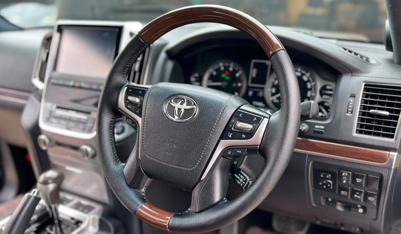 
								Toyota Land Cruiser 200 series ZX full									