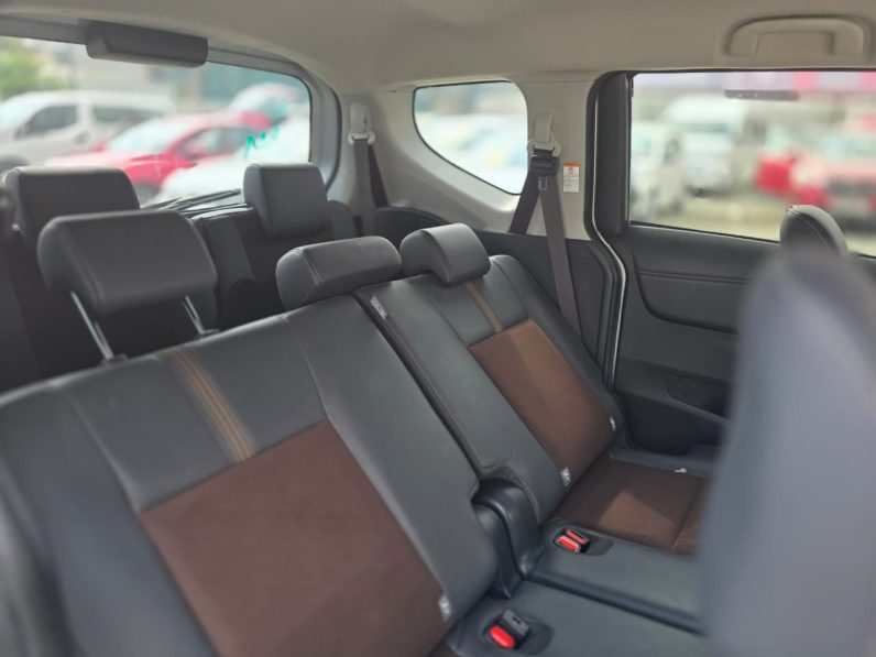 
								Toyota Sienta full									