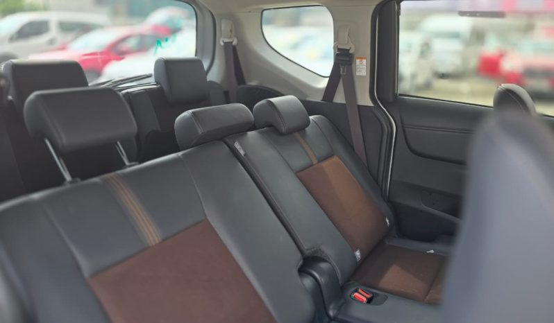 
								Toyota Sienta full									