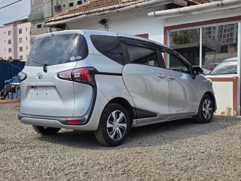 
								Toyota Sienta full									