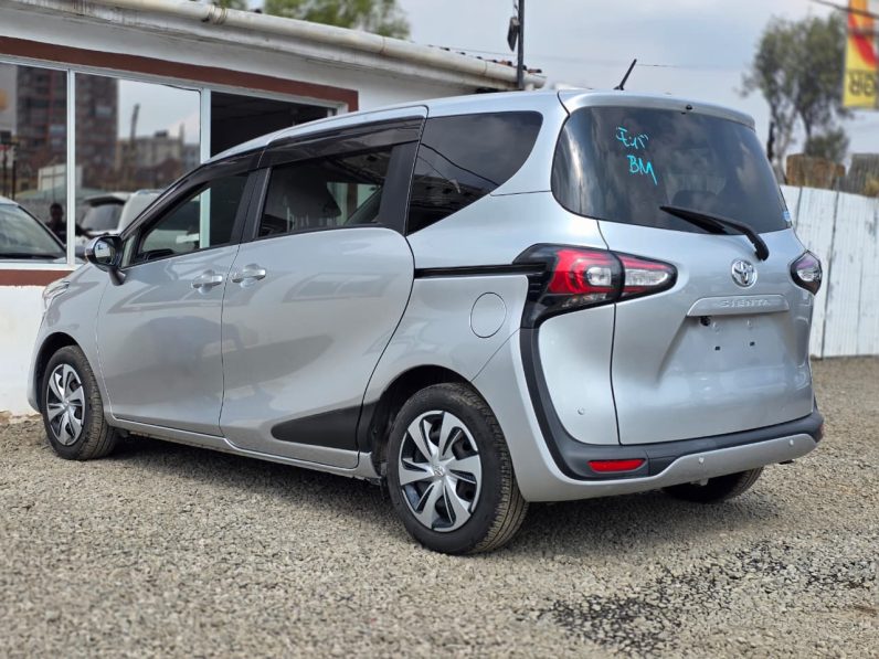 
								Toyota Sienta full									