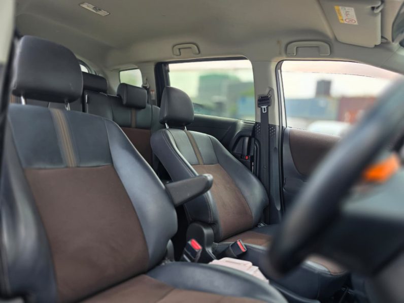 
								Toyota Sienta full									