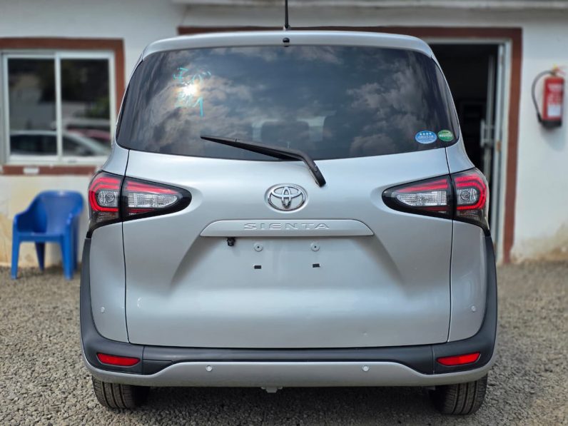 
								Toyota Sienta full									