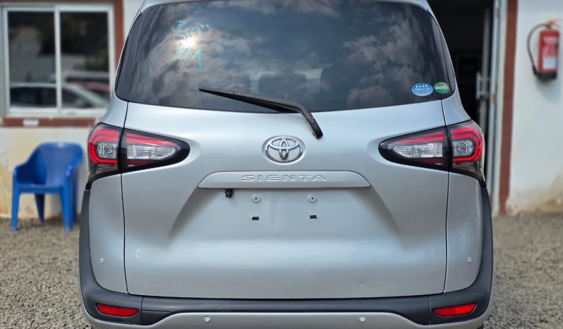 
								Toyota Sienta full									