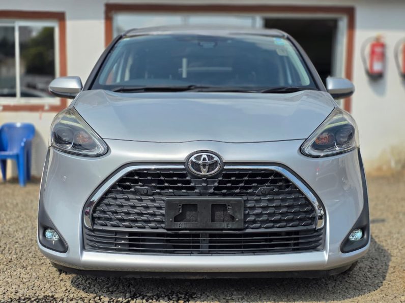
								Toyota Sienta full									