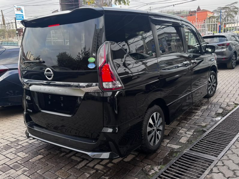 
								Nissan Serena full									