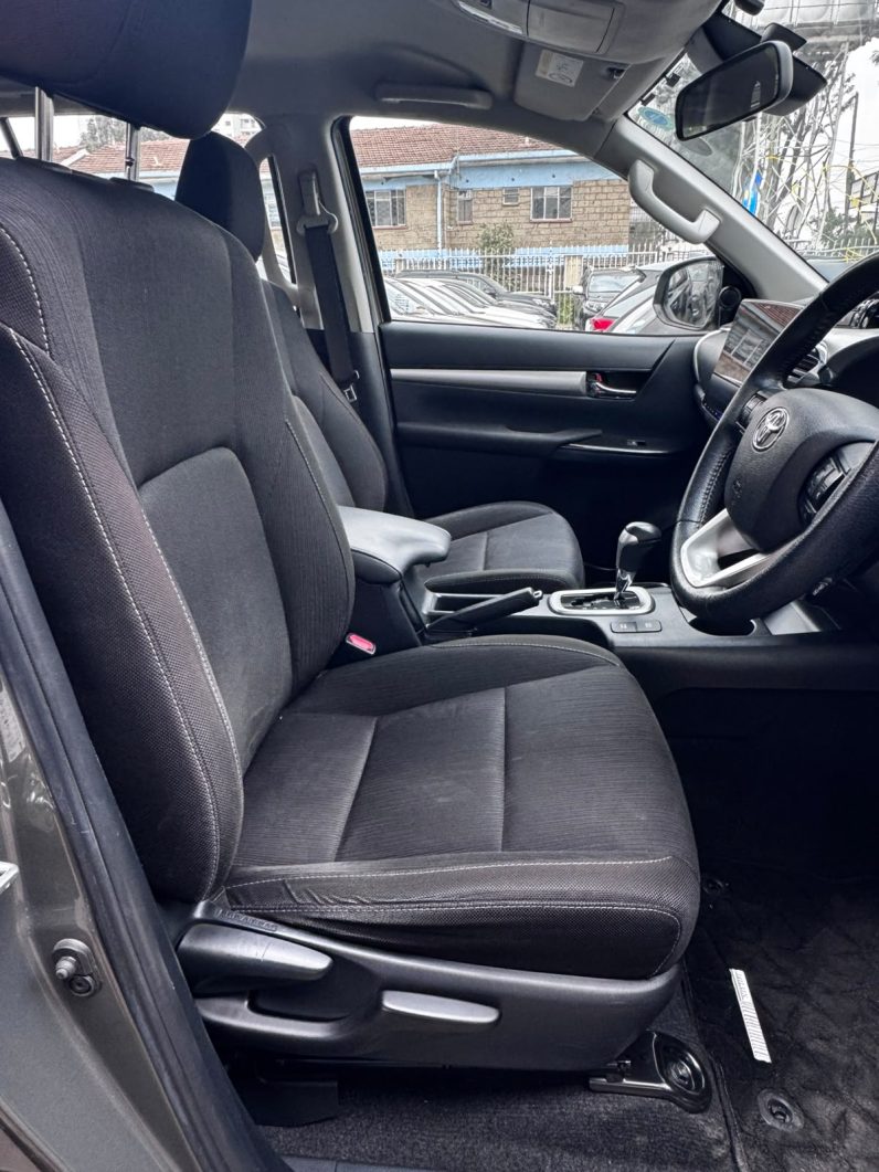 
								Toyota Hilux full									