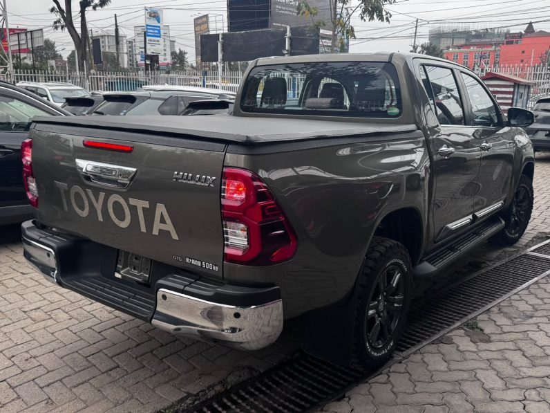 
								Toyota Hilux full									