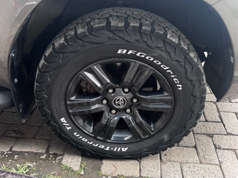
								Toyota Hilux full									