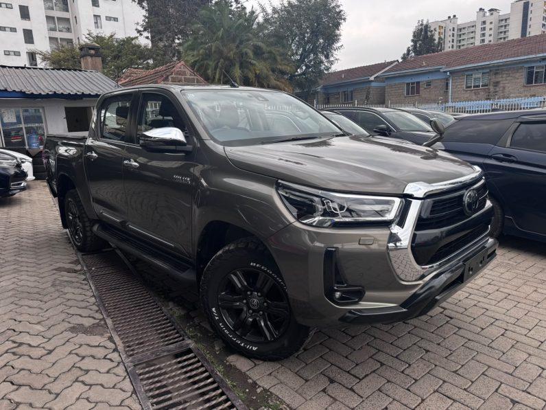 
								Toyota Hilux full									