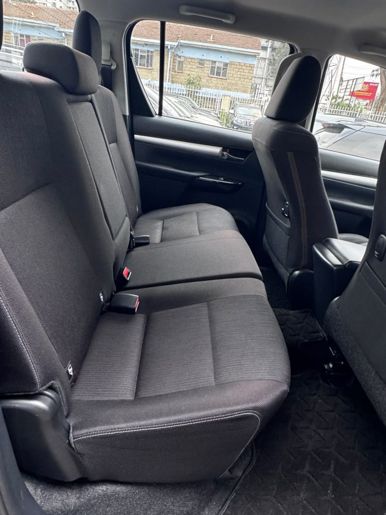 
								Toyota Hilux full									