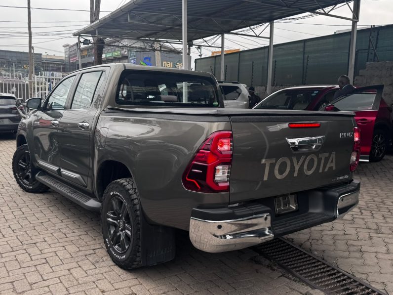 
								Toyota Hilux full									